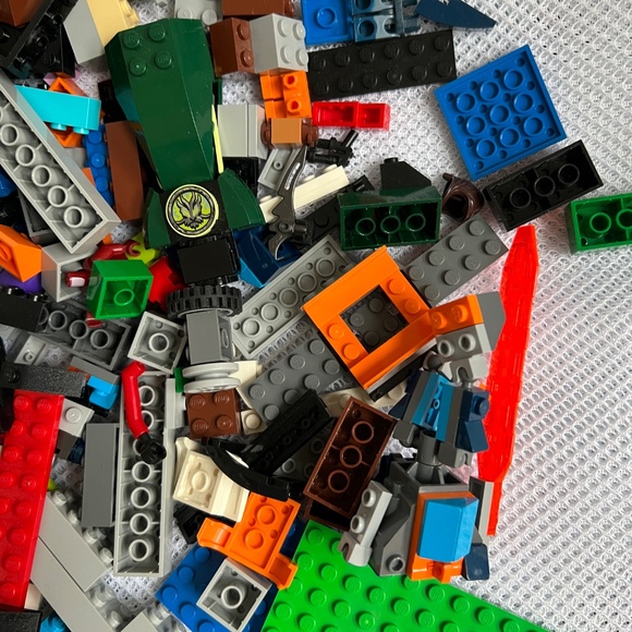 1 kilo of Assorted Lego Pieces in Bright Yellow Lego Box - Picture 3 of 7